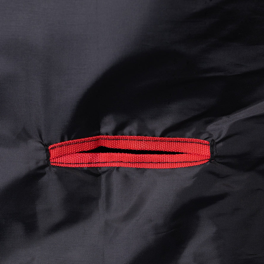 Gros plan sur l'ouverture pou antivol de la bache de protection pour vélo cargo Aquatex Pro Oxford.