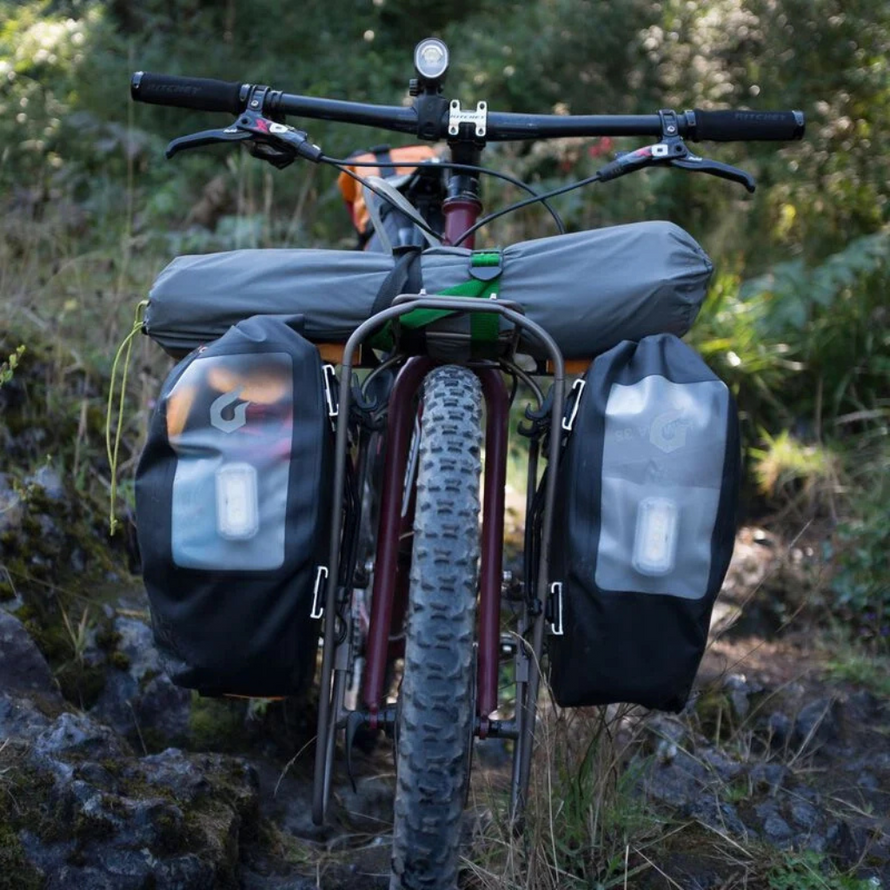 Blackburn Outpost Front World Touring Rack chargé de face