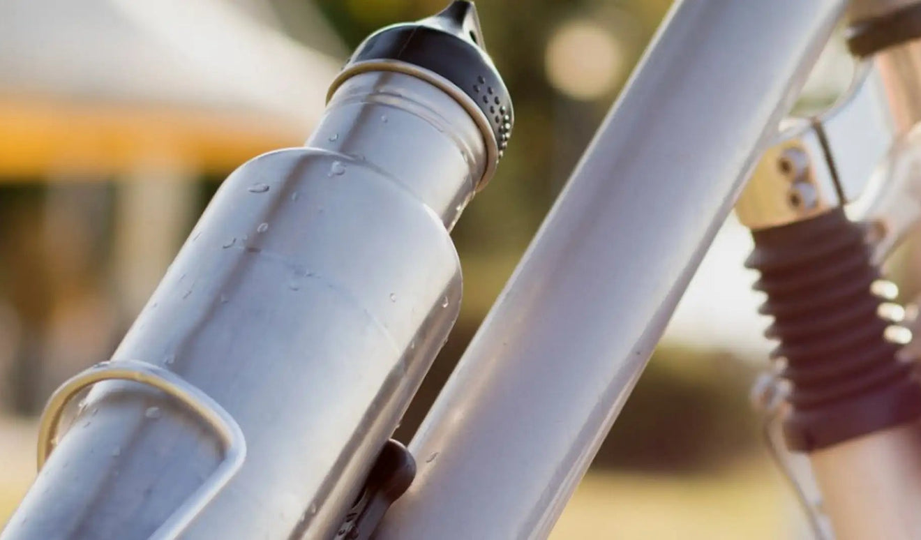 Comment fixer un bidon sur le vélo ?