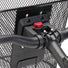 Zoom sur le système de fixation rapide KLICKfix installé sur le guidon d’un vélo avec panier avant métallique.