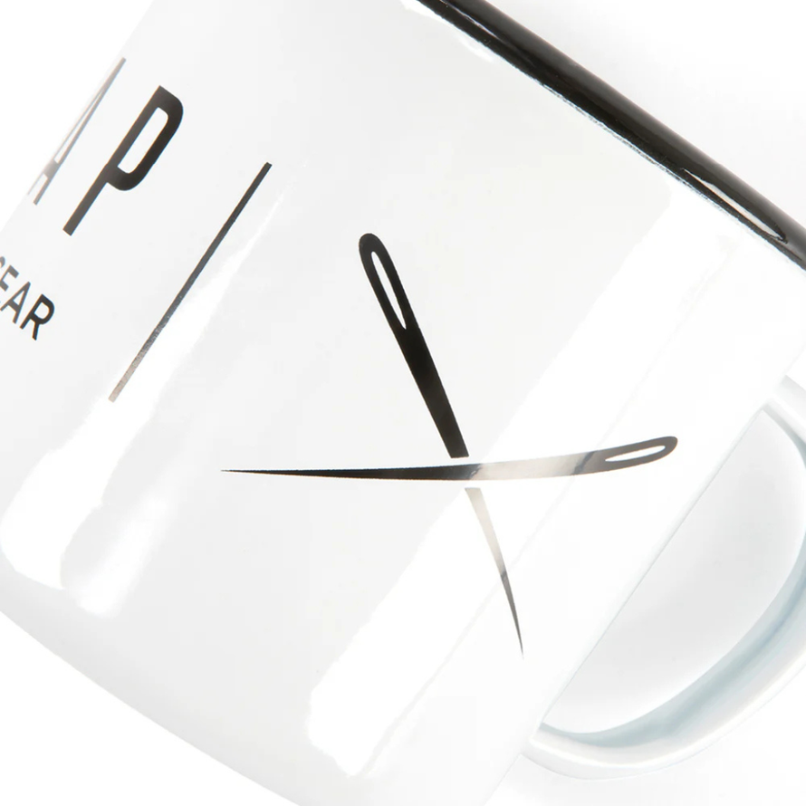 Détails du logo Restrap et de la matière émaillée de la tasse, finition durable pour le camping et le bikepacking