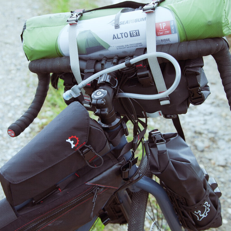 Fixation pour tuyau d'hydratation Revelate Design Barnacle avec sacoches bikepacking