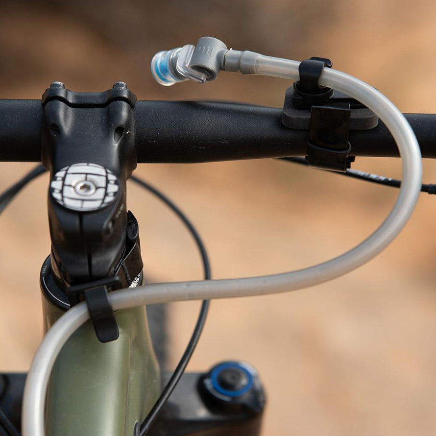 Fixation pour tuyau d'hydratation Revelate Design Barnacle montage potence et guidon