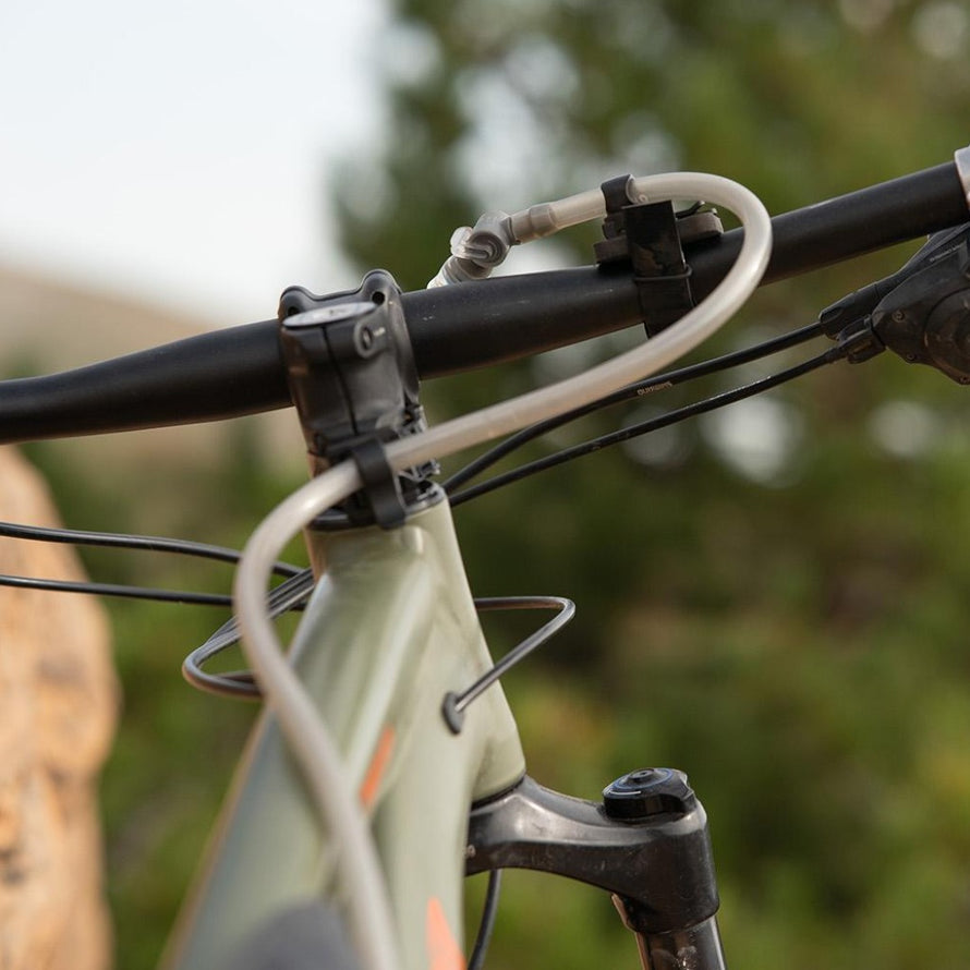 Fixation pour tuyau d'hydratation Revelate Design Barnacle en situation