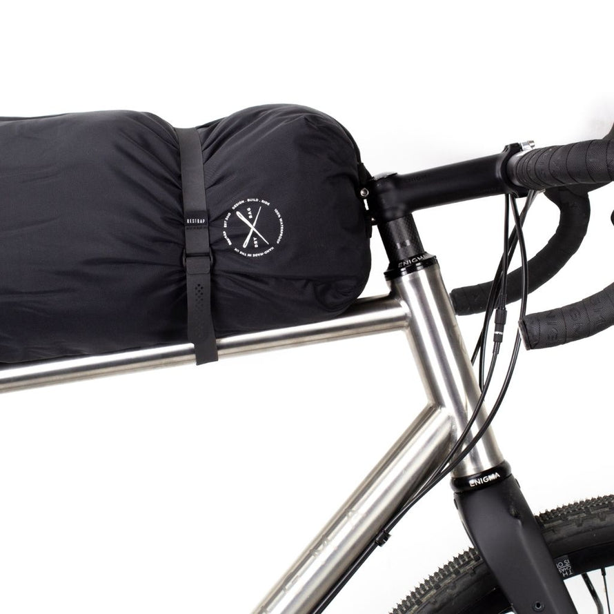 Fixation d’un matelas léger de bikepacking avec des Restrap Fast Straps