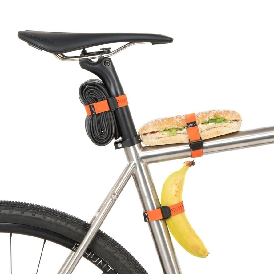 Fixation de nourriture sur un vélo avec des sangles Restrap Fast Straps, pour le transport de repas ou courses