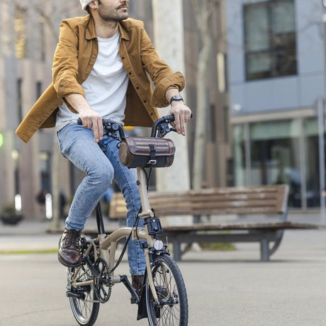 Genuine Bar Shad 3L en ville équipé sur un vélo pliant