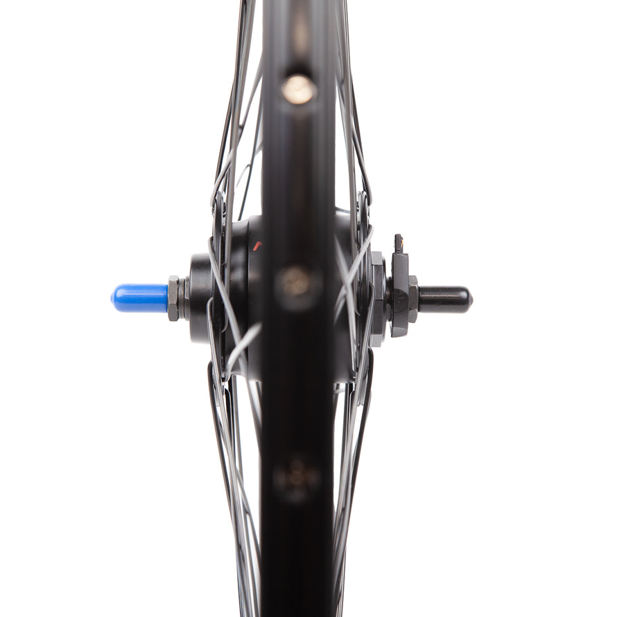roue Shimano 28 pouces avec moyeu nexus dynamo intégré vue moyeu