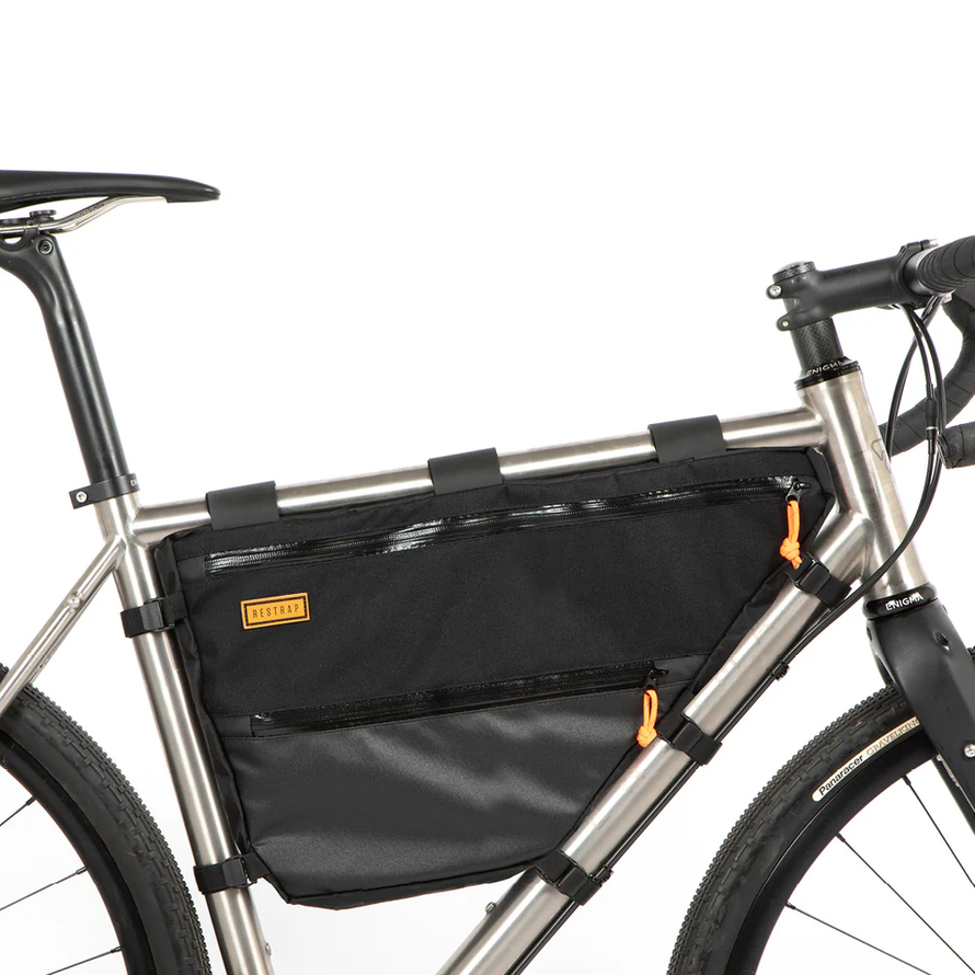 Sacoche de cadre complète Restrap Full Frame Bag montée sur vélo de randonnée