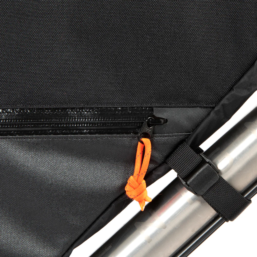 Détail de la fermeture YKK Aquaguard sur le sac de cadre complet Restrap.
