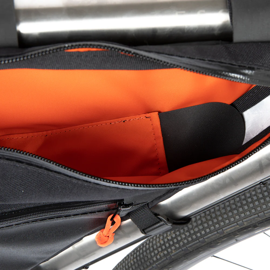 Zoom sur compartiment principal du Full Frame Bag ouvert 