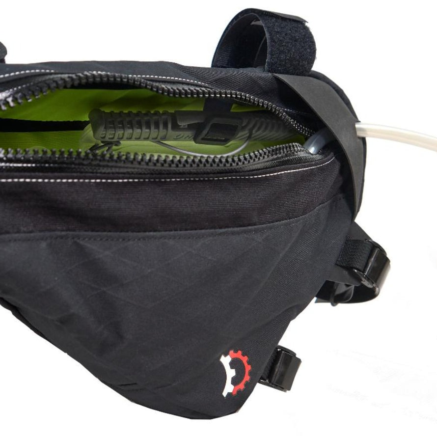 Sacoche de cadre Revelate Design Sandur Frame bag avec fente pour tube d'hydratation