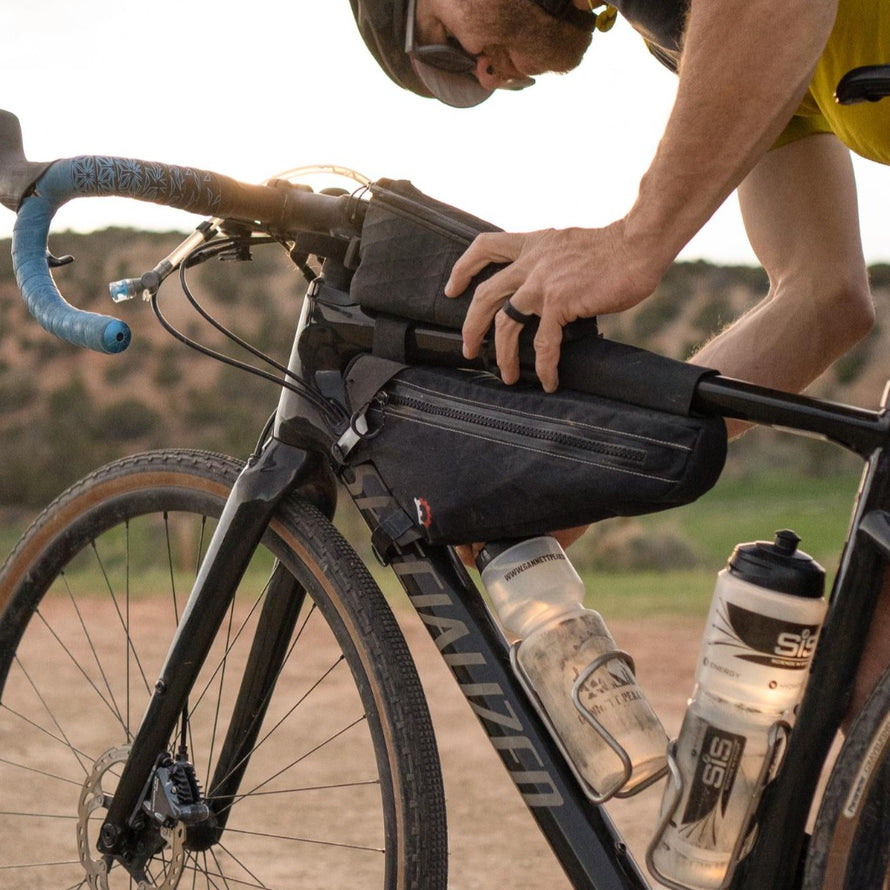 Sacoche de cadre Revelate Design Sandur Frame bag en situation sur un vélo