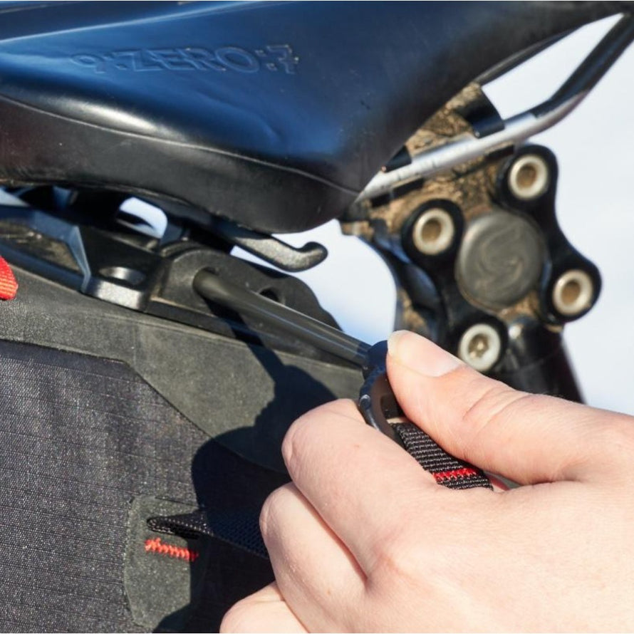 Sacoche de selle Revelate Design Spinelock goupille pour sécuriser la sacoche