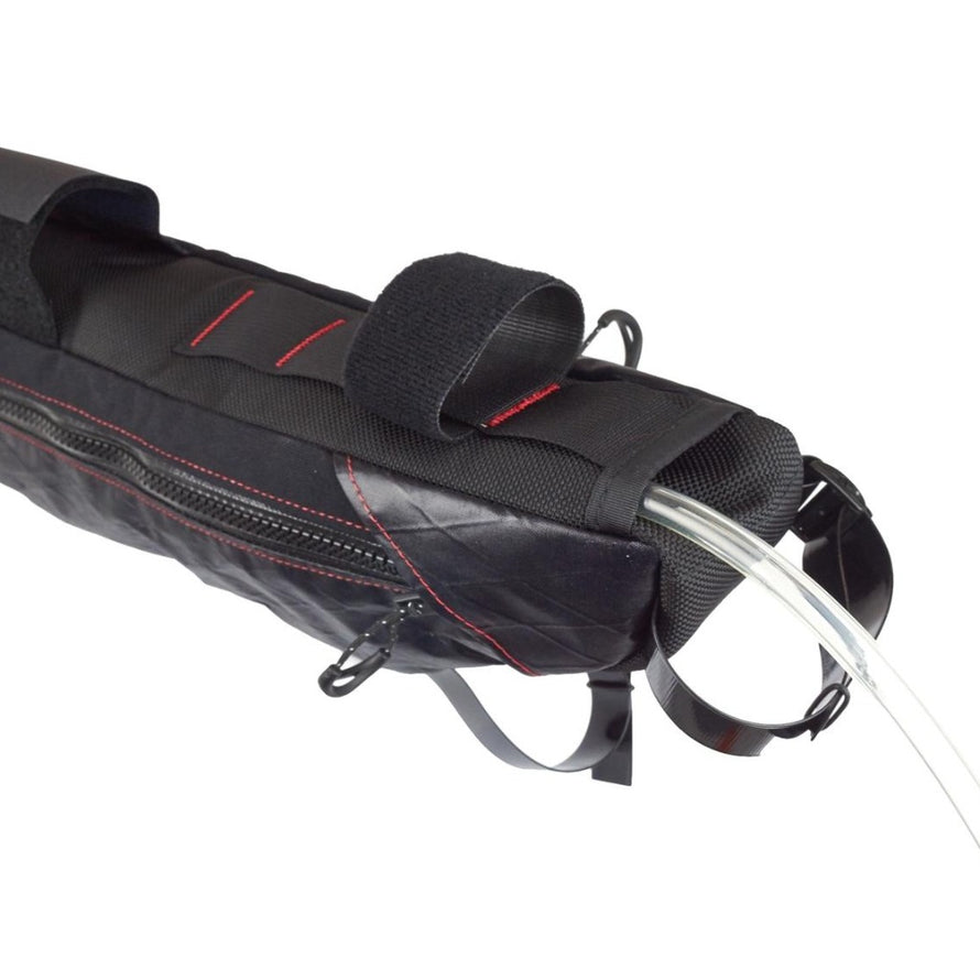 Sacoche de cadre Revelate Design Tangle frame bag 3-6L sortie pour tube d'hydratation