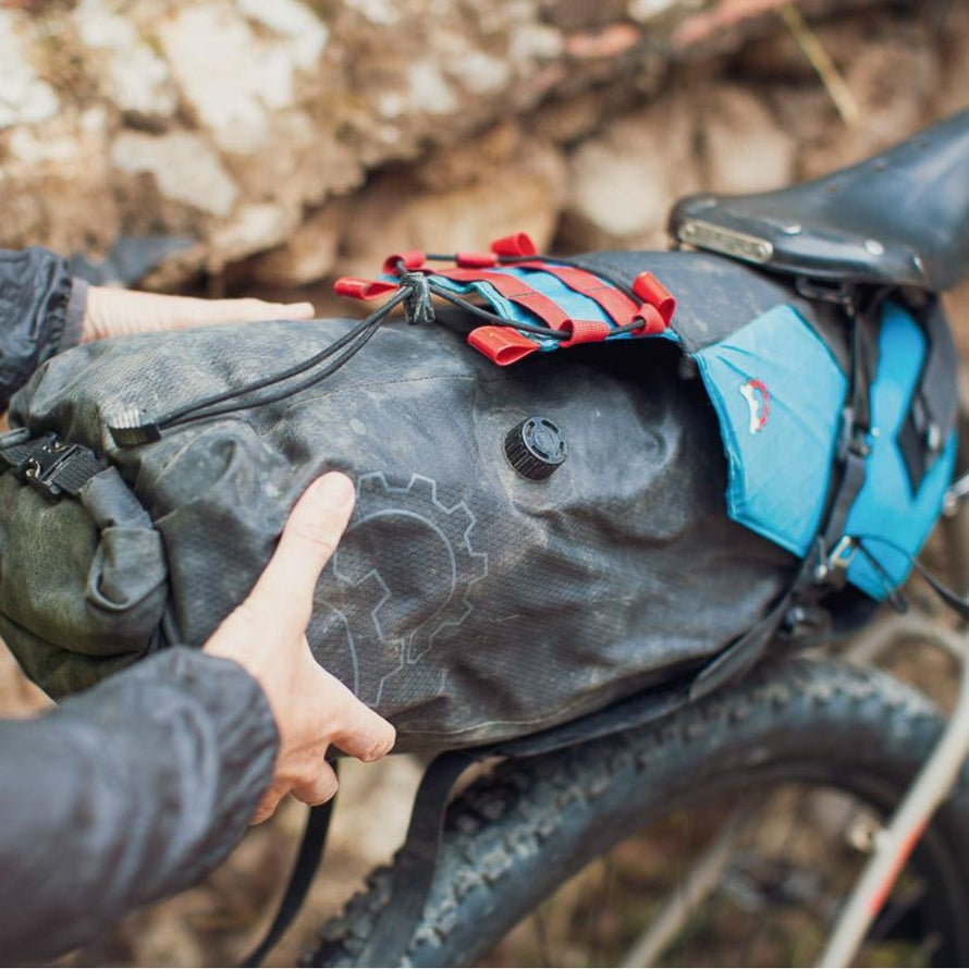 Sacoche de selle Revelate Design Terrapin System 14L en pratique avec son sac amovible