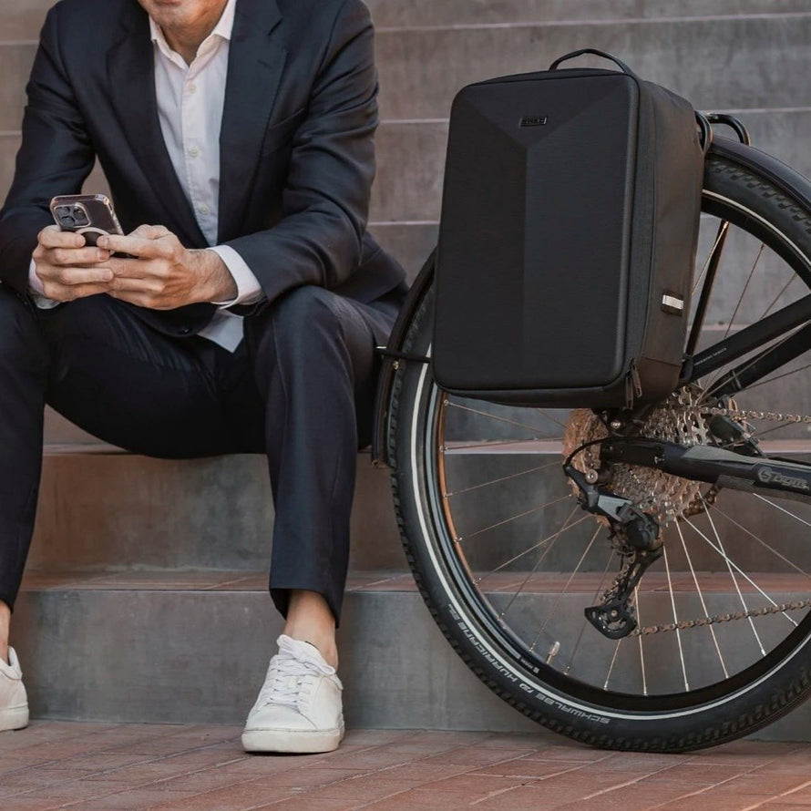 Un vélotafeur en costume avec le sac Shad sur son vélo électrique