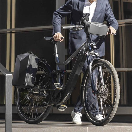 Sac à dos en mode porte-bagage en utilisation sur un vélo électrique