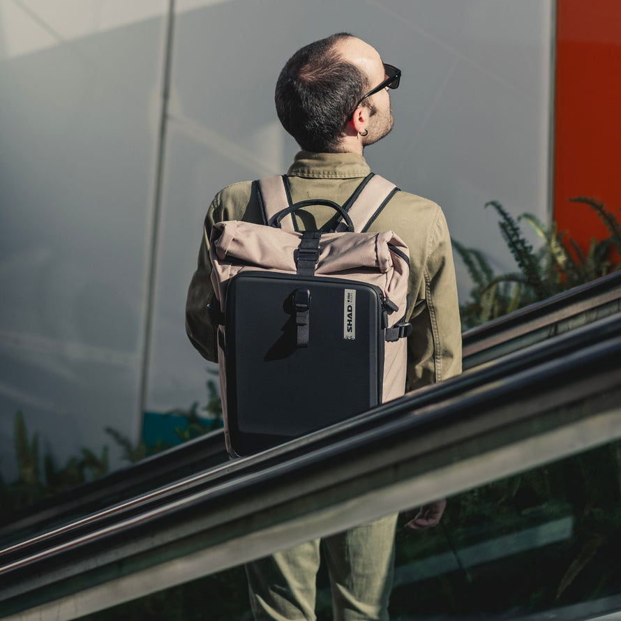 En mode sac à dos dans un escalator
