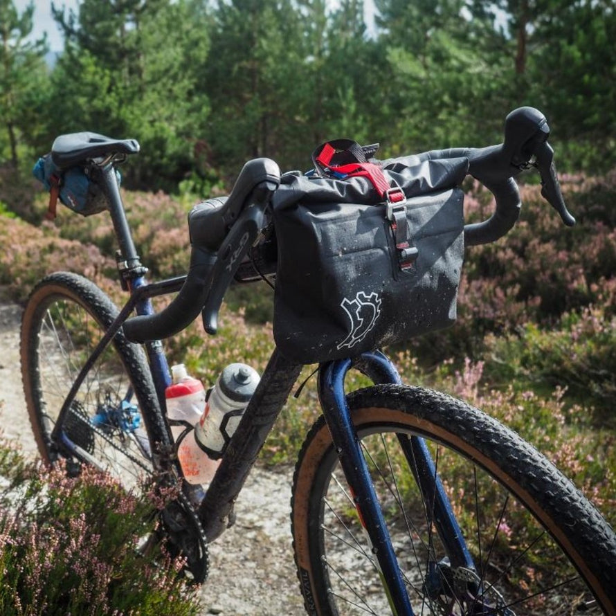 Sac additionnel Revelate Design Egress sur un guidon