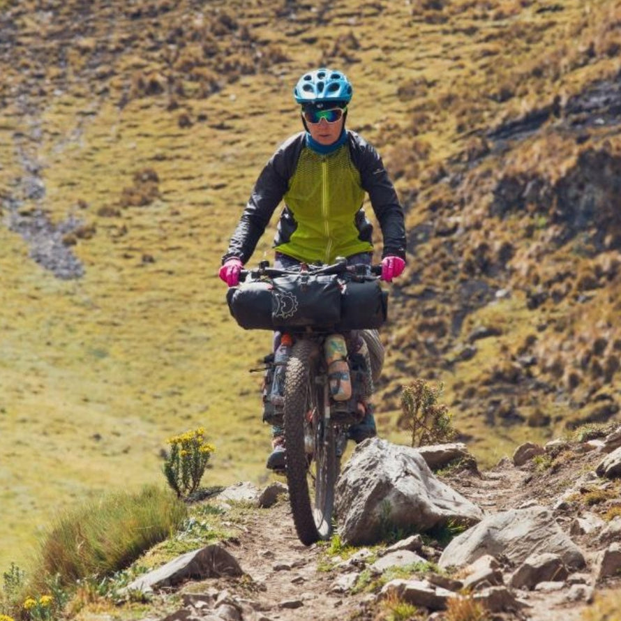 Sac additionnel Revelate Design Egress avec la sacoche Sweetroll