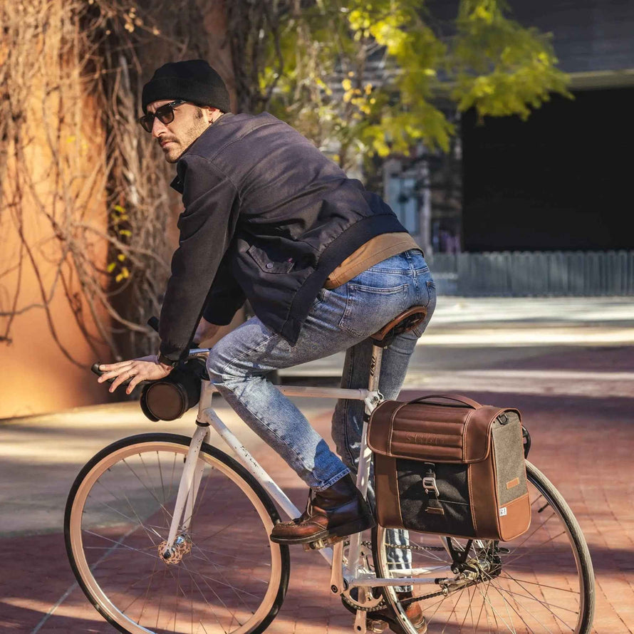 Sac de bureau vélo Shade Bike 16L look cuir vintage sur un vélo blanc