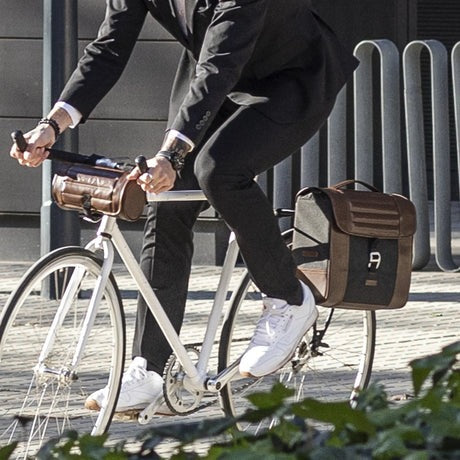 Sacoche Shad vintage en utilisation en ville