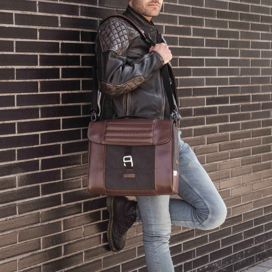 Sacoche shad portage bandoulière en utilisation sur une épaule