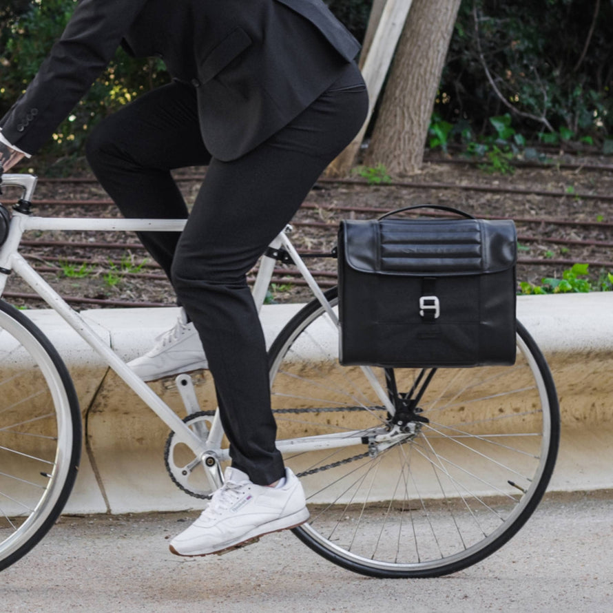 Sacoche Shad noir sur un vélo blanc