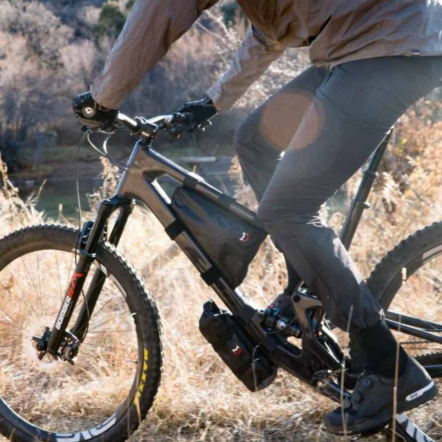 Sacoche Revelate Design downtube Joey downtube 2L en pratique sur vélo