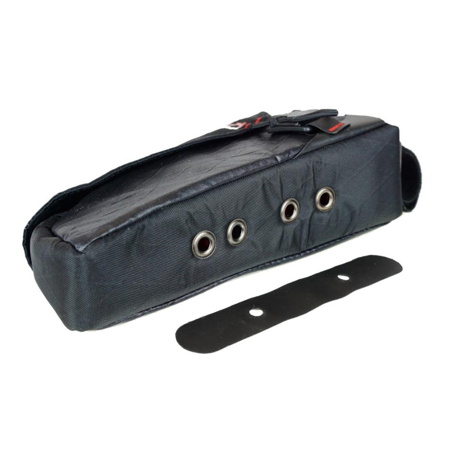 Sacoche de cadre Revelate Design MAG TANK vue de dessous avec emplacement pour œillets de fixation