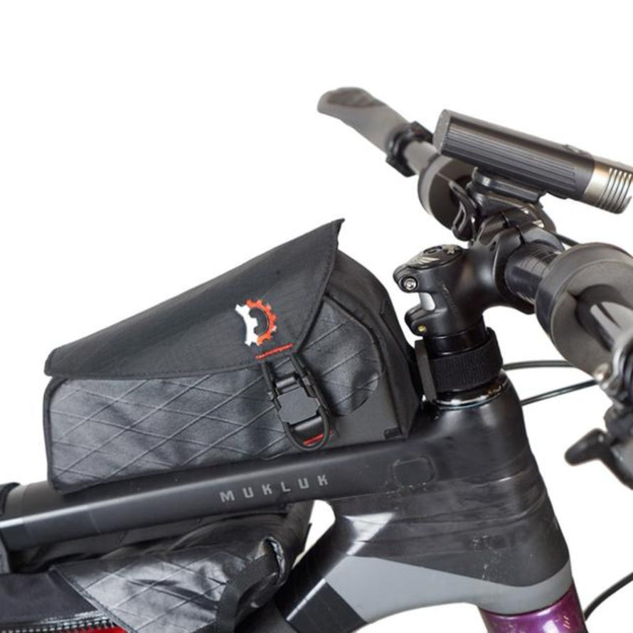 Sacoche de cadre Revelate Design MAG TANK installée sur un tube supérieur