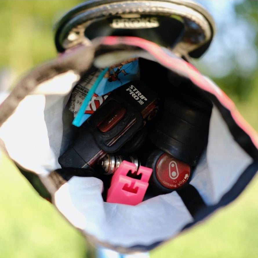 Sacoche de selle Revelate Design Shrew 2.5L équipée et remplie de produits