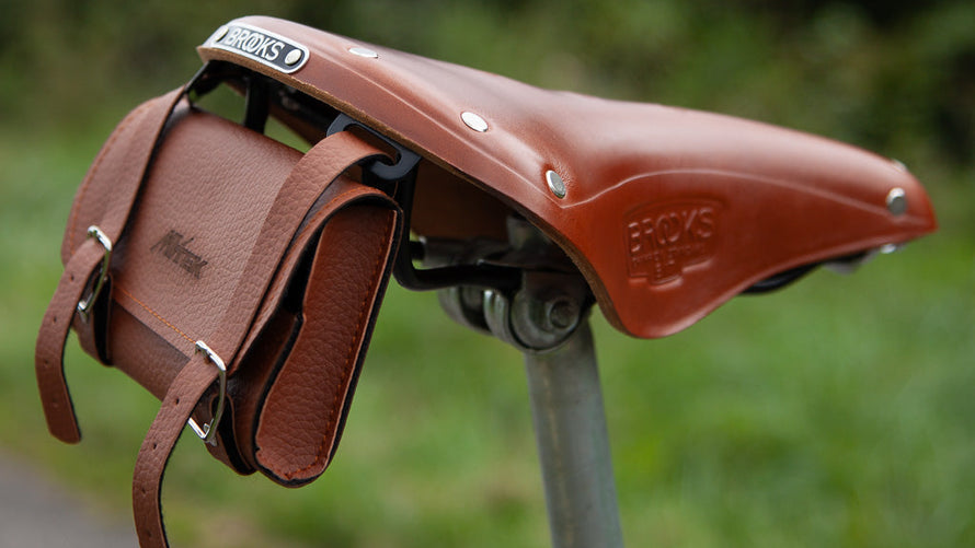 Sacoche marron style vintage imitation cuir sur selle de vélo