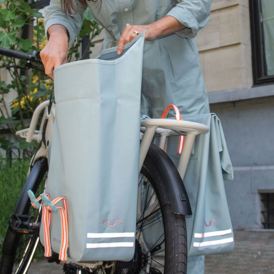 Sacoche double GoFluo Leon 2 X 23L ouverte en utilisation