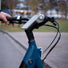 Guidon du vélo E2ST avec écran LCD, commandes d’assistance Eco/Standard/Confort, phares LED avant, feu stop et clignotants intégrés