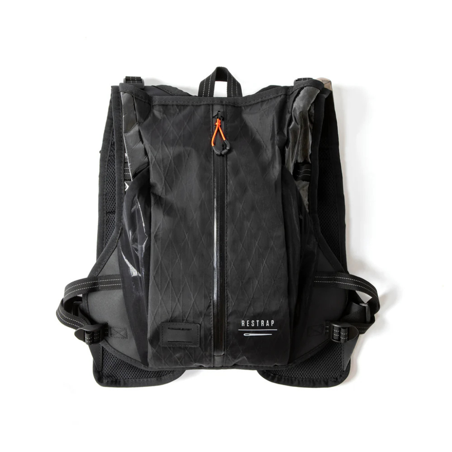 Vue arrière de la veste d’hydratation Restrap Race, avec compartiment principal zippé, poches arrière extensibles et conception légère pour le bikepacking et la longue distance