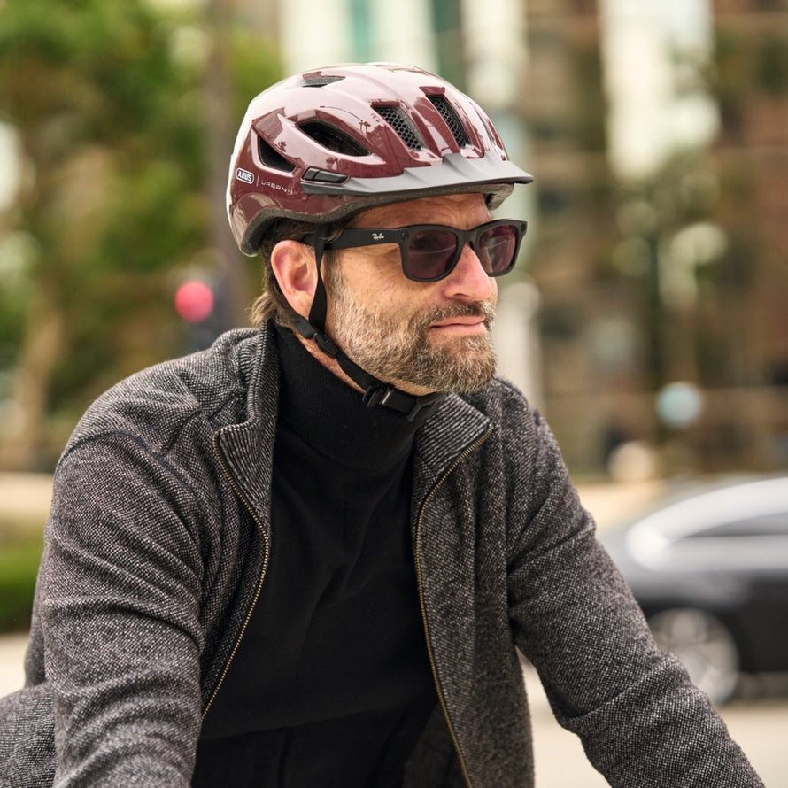 Casque vélo Abus Urban-I 4.0 bordeaux avec lumière intégrée pour sécurité et confort en milieu urbain