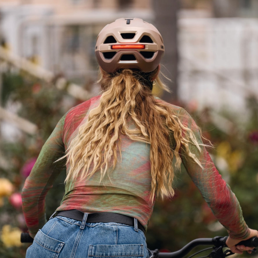 Casque vélo Abus Urban-I 4.0 beige avec feu arrière LED pour visibilité et sécurité renforcées en milieu urbain