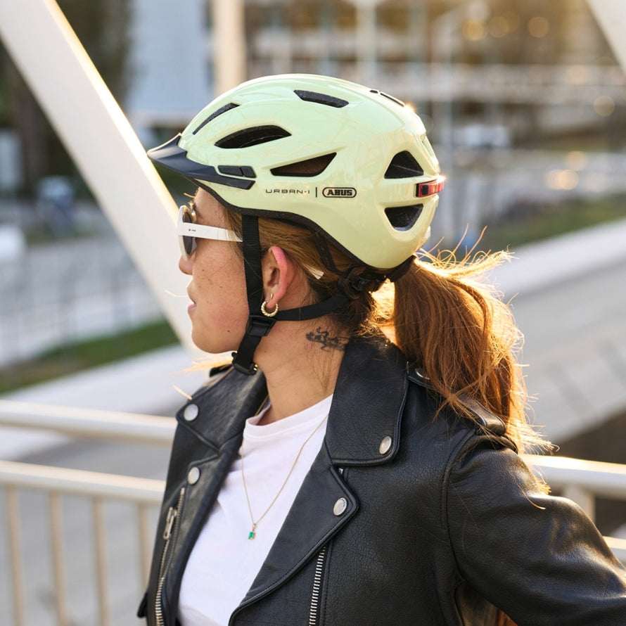 Casque vélo Abus Urban-I 4.0 vert avec éclairage intégré pour une sécurité accrue en milieu urbain