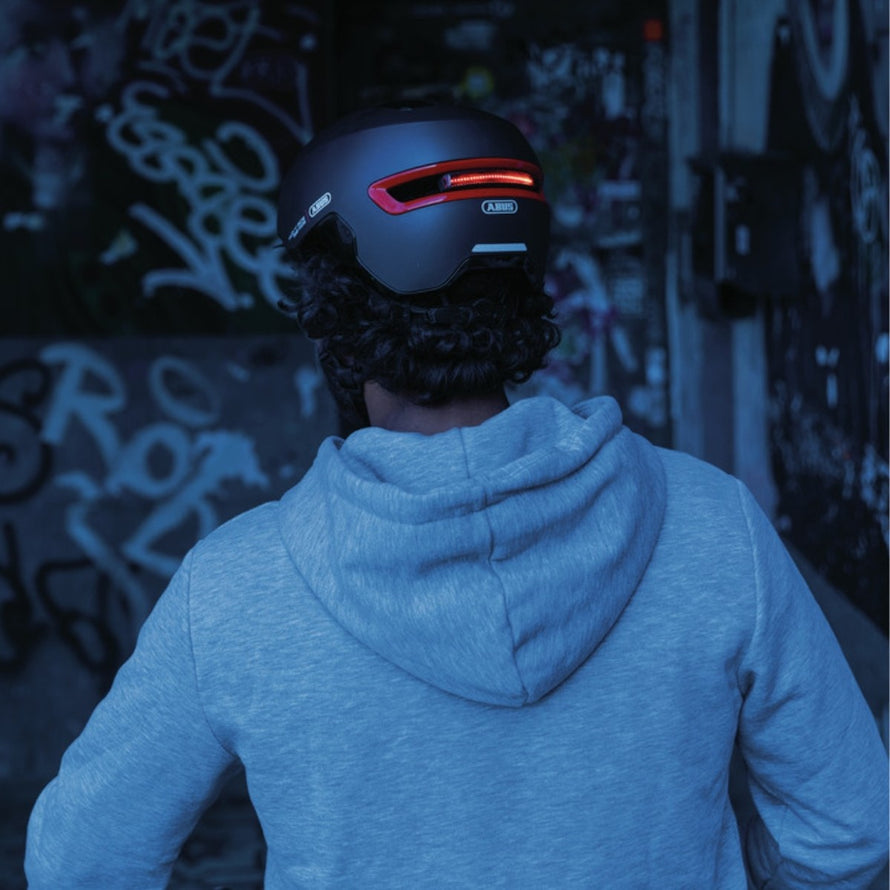 Feu arriere led casque Abus rechargeable modele HUD-Y et HUD-Y ACE pour une meilleure securite en condition de faible luminosite