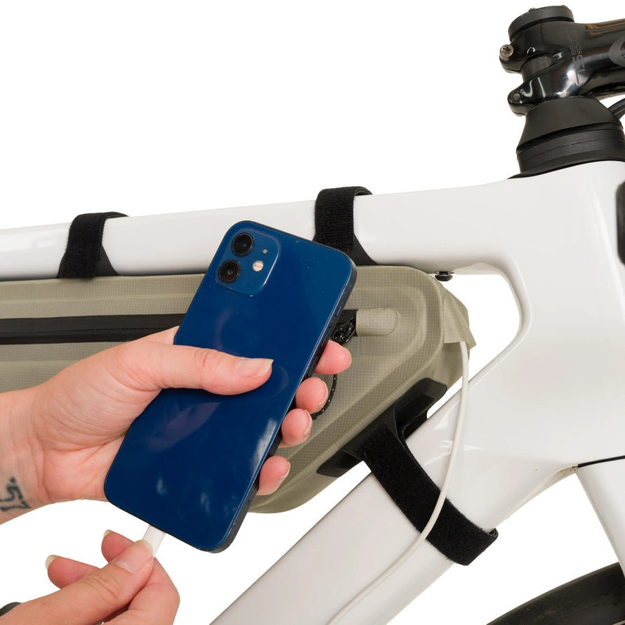 Sacoche de cadre AGU Venture Lightweight 3 à 5,5 L beige avec accès pour charger smartphone sur vélo blanc