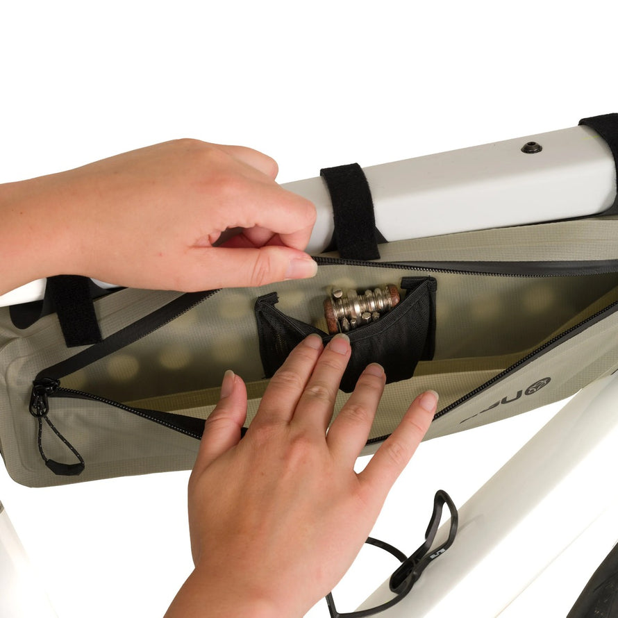 Sacoche de cadre AGU Venture Lightweight 3 à 5,5 L beige avec compartiment rangement outils vélo