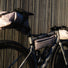 Sacoche de cadre AGU Venture Lightweight 3 à 5,5 L beige montée sur vélo gris pour transport léger et pratique
