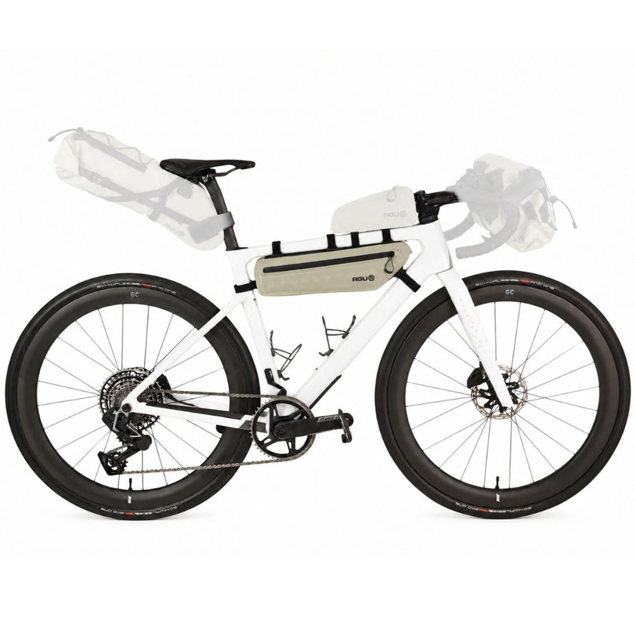 Sacoche de cadre AGU Venture Lightweight 3 à 5,5 L beige fixée sur un vélo blanc pour transport léger