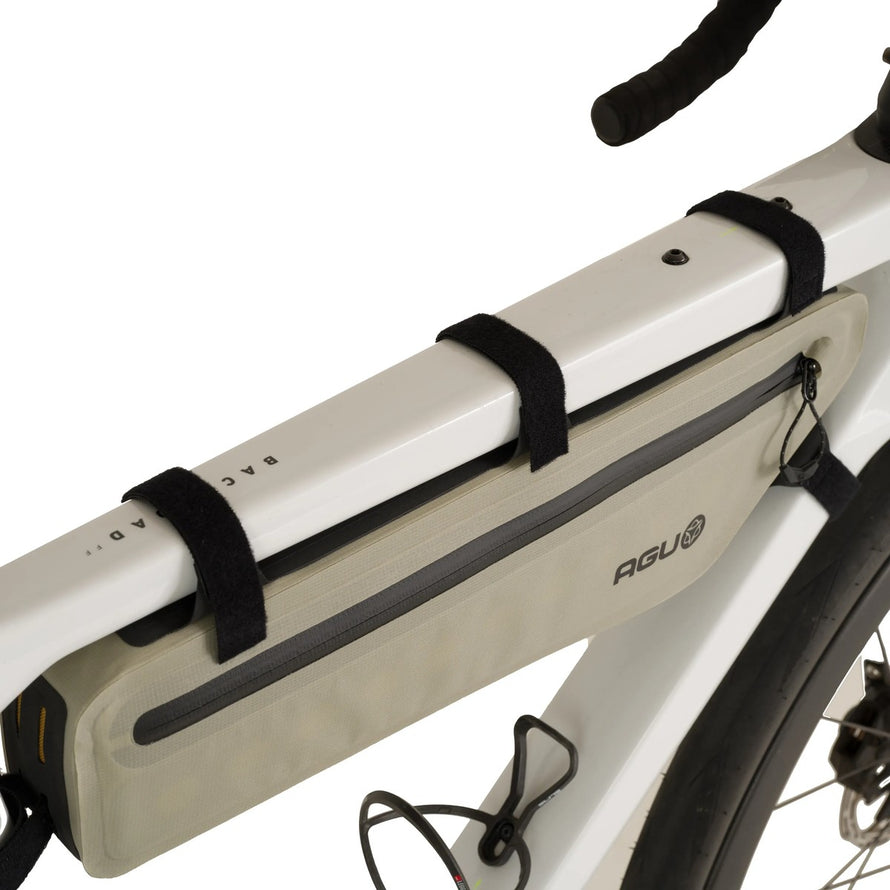 Sacoche de cadre AGU Venture Lightweight 3 à 5,5 L beige avec fixation velcro sur cadre de vélo blanc