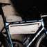 Sacoche de cadre AGU Venture Lightweight 3 à 5,5 L beige montée sur vélo de route pour transport léger