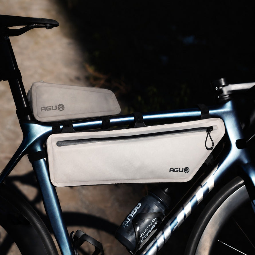 Sacoche de cadre AGU Venture Lightweight 3 à 5,5 L beige montée sur vélo de route pour transport léger