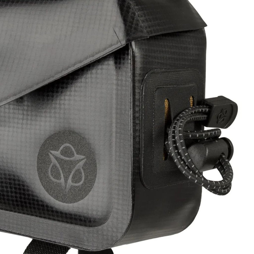 Sacoche top tube AGU Venture Extreme 0,7L noire compacte et étanche pour vélo, idéale pour cyclistes urbains et aventuriers