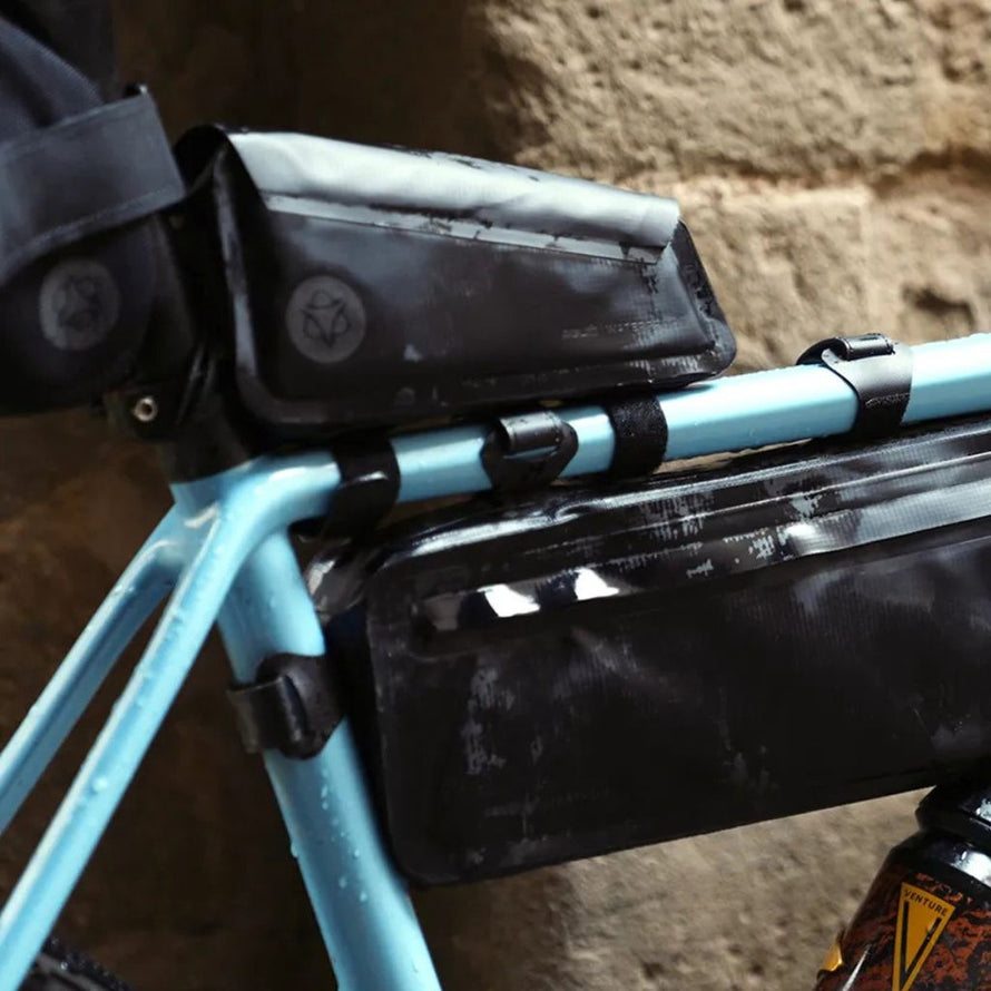 Sacoche top tube AGU Venture Extreme 0,7L noire, imperméable et compacte pour cyclistes urbains et aventuriers